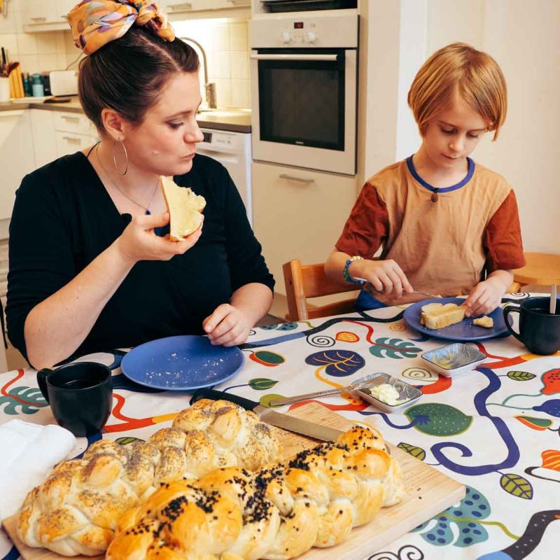 Mamma och son äter middag tillsammans